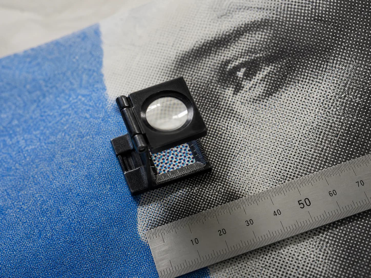 Fijn gedrukt detail dat overgaat in zichtbare stippen onder een printloep