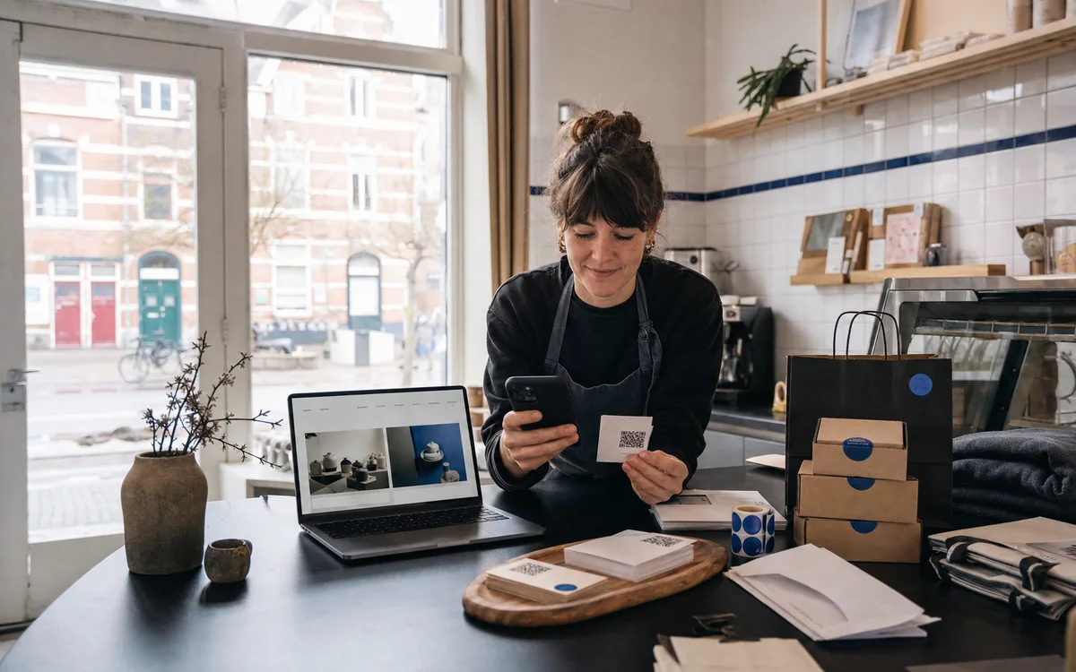 Een lokale klantroute die kaarten, website, telefoon, berichtenuitwisseling en een persoonlijke locatie met elkaar verbindt