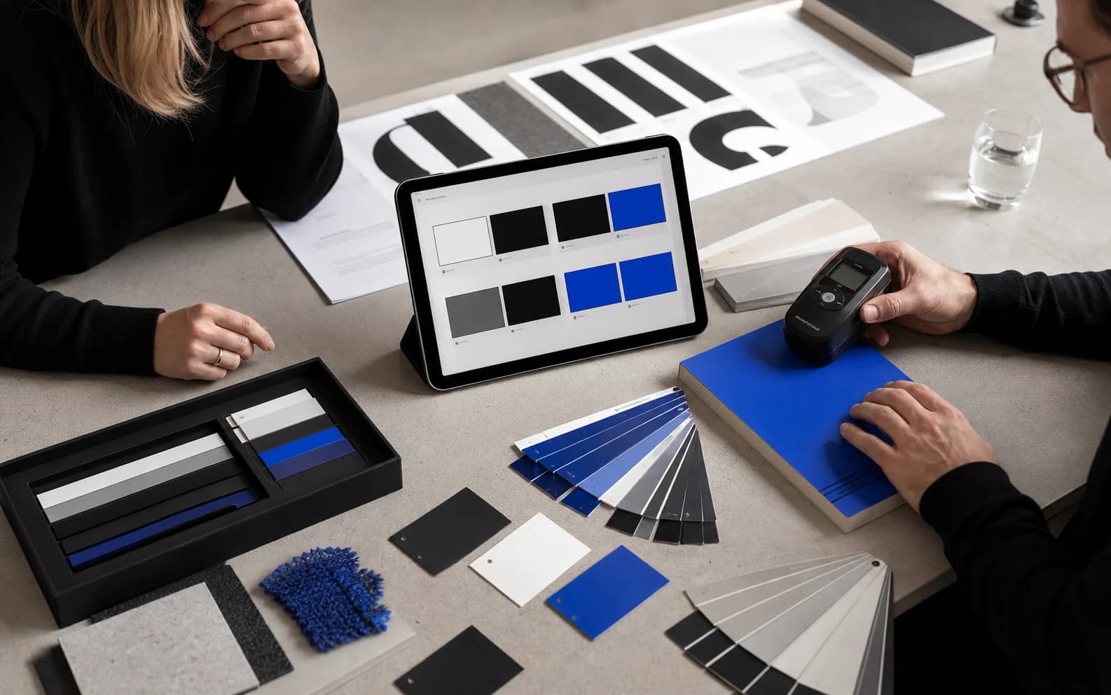 Kleurstalen en een tablet gebruikt voor een toegankelijke contrastworkshop