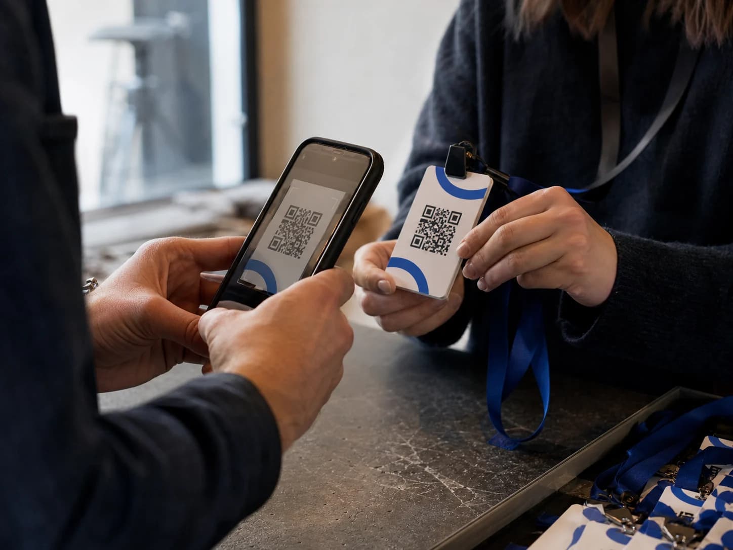 Een generieke QR-code die op realistische afstand wordt getest op een evenementbadge