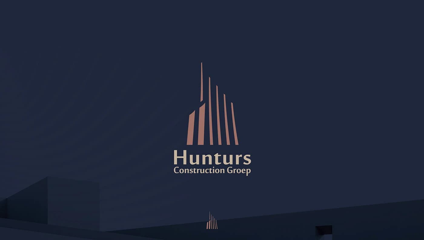 Hunters Groep koperen logo op een diep marineblauwe achtergrond