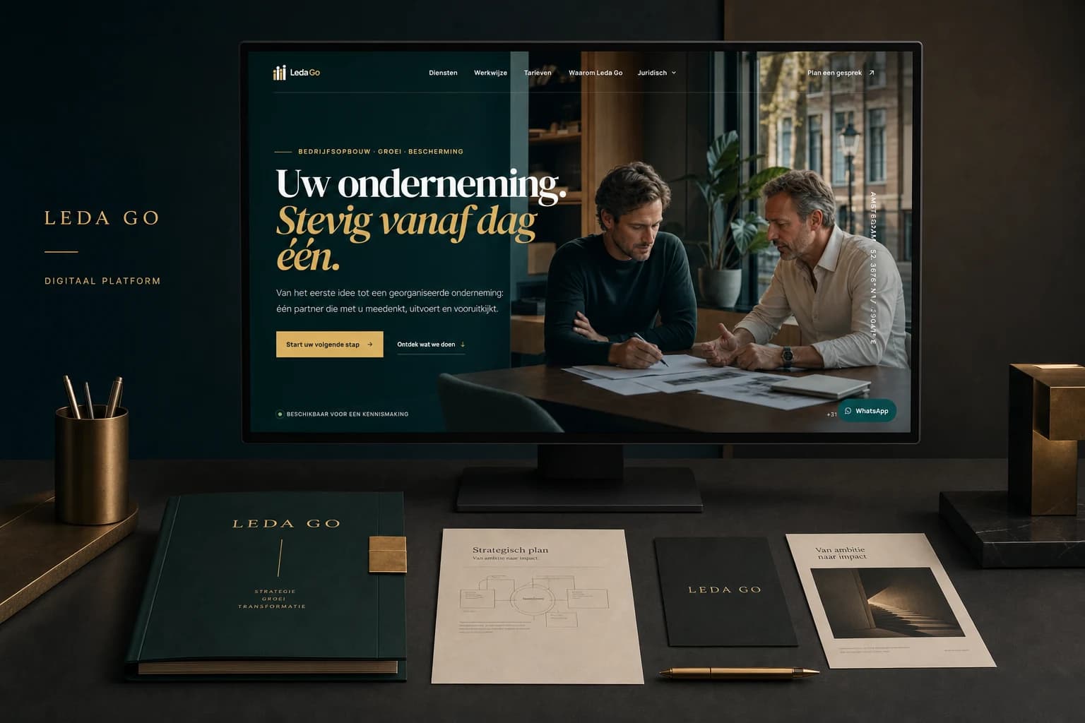 Leda Go digitaal platform op een breed beeldscherm, gepresenteerd met strategiedocumenten in een donkere studio.