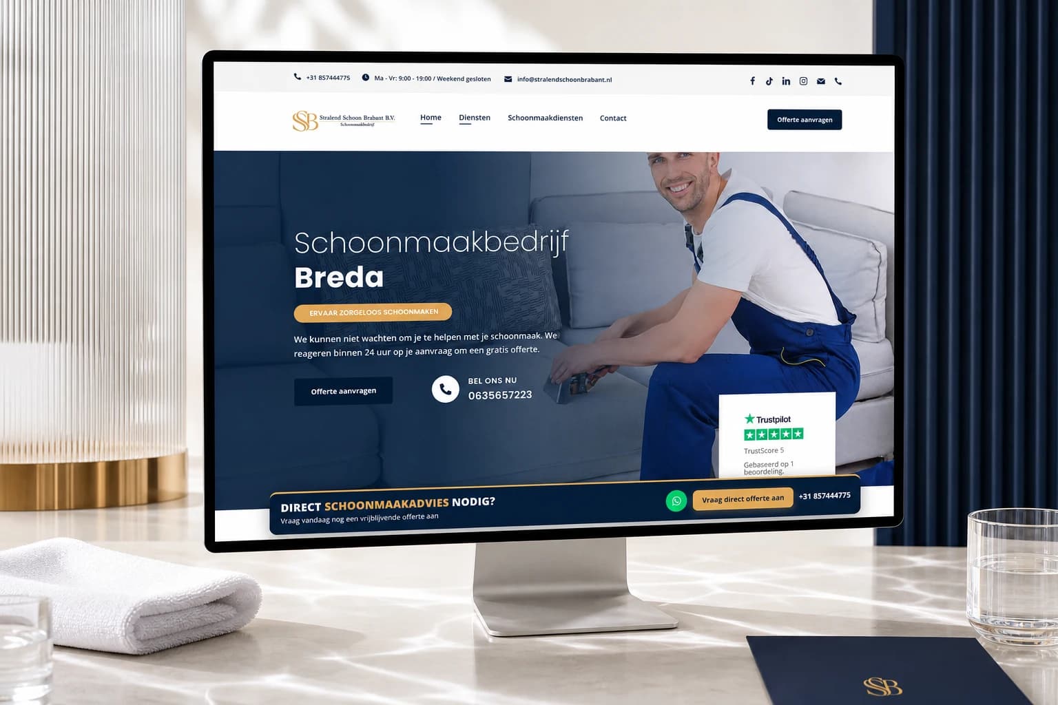 Stralend Schoon Brabant website op een breed beeldscherm in een lichte studio met glas, textiel en goudkleurige details.